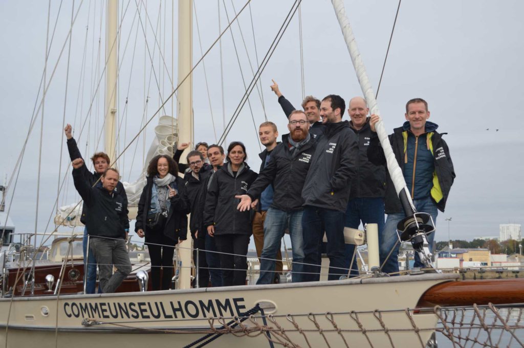 Photo de la team You Don't Need Us avec des étudiants de l'école 42 sur le bateau d'Éric Bellion