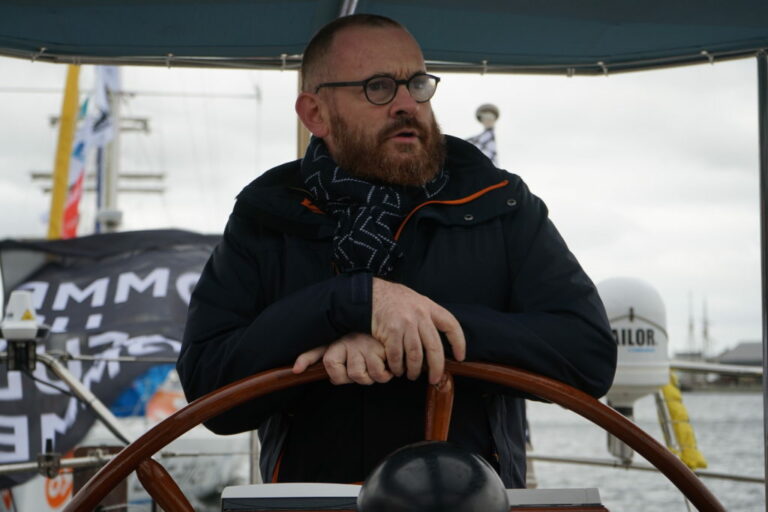 Photo de Yanniss Leloir au volant d'un bateau