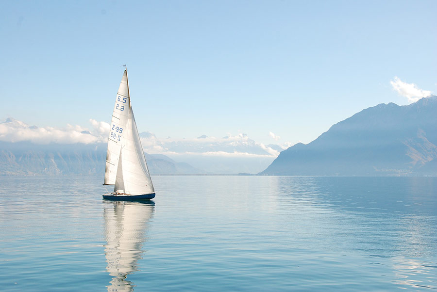 Photo d'un voilier sur une mer bleue et calme